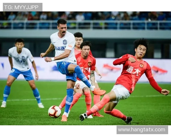 恒大与国安巅峰对决海报揭晓激情碰撞即将上演